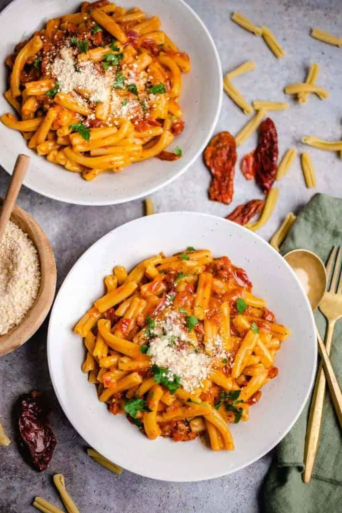 Pasta with sun-dried tomatoes (vegan)