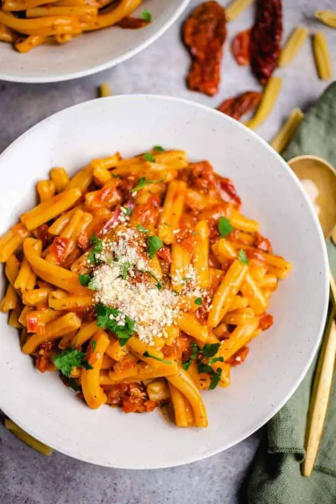 Pasta with sun-dried tomatoes (vegan)