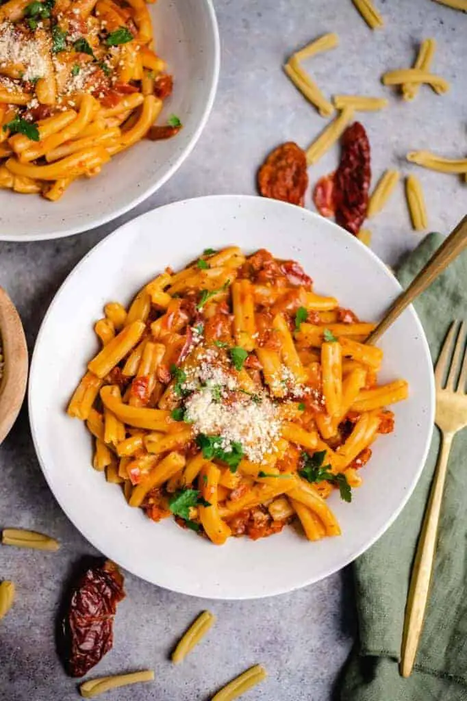 Pasta with sun-dried tomatoes (vegan)