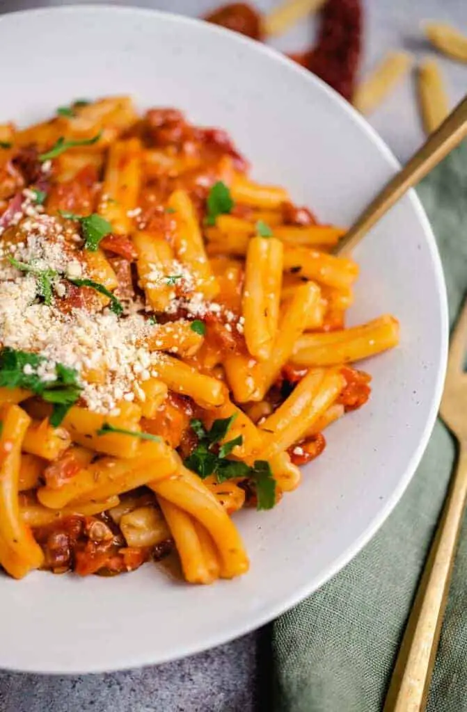 Pasta with sun-dried tomatoes (vegan)