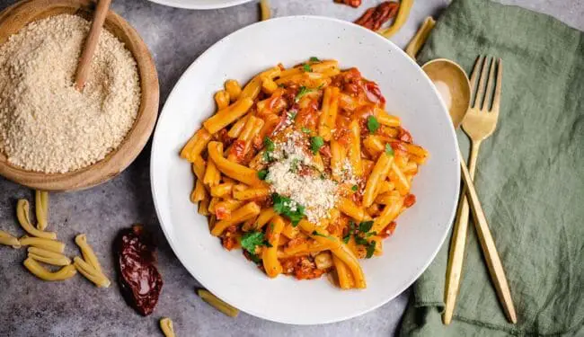 Pasta with sun-dried tomatoes (vegan)