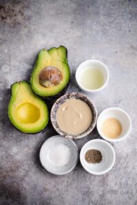 Die Zutaten für das Brot mit Avocado