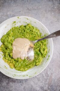 Avocado Tahini Brot mit Pilzen