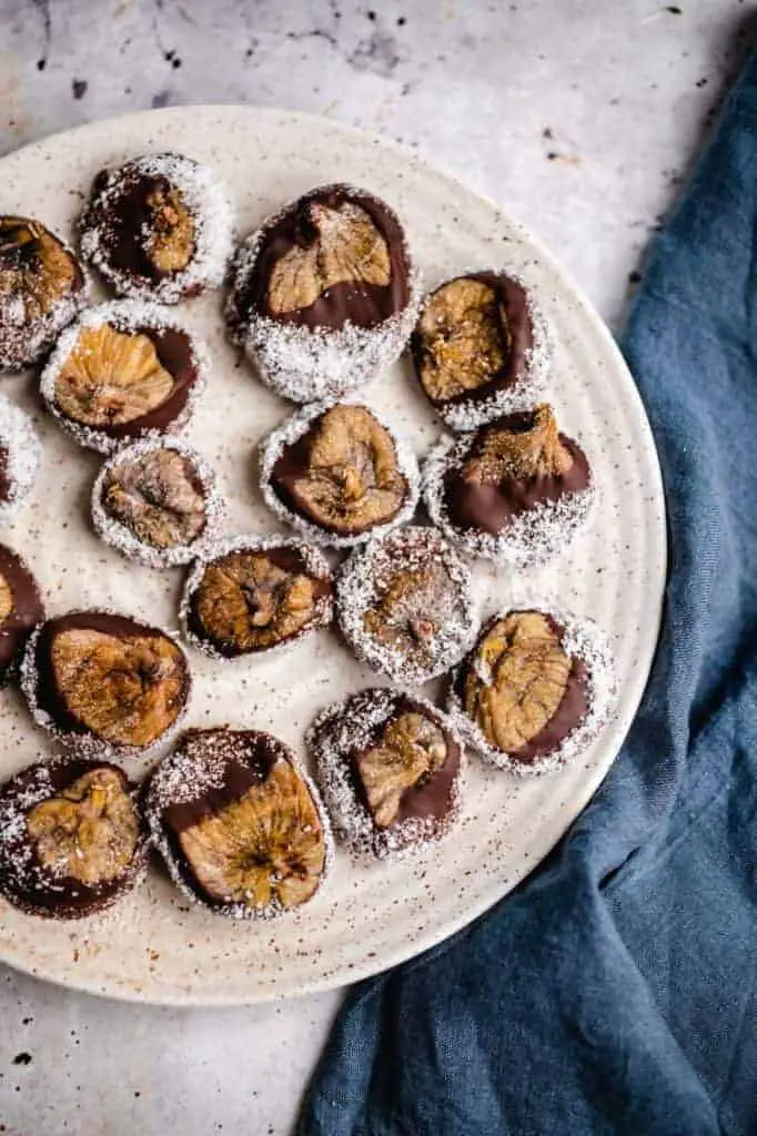Chocolate coconut figs (3 ingredients)