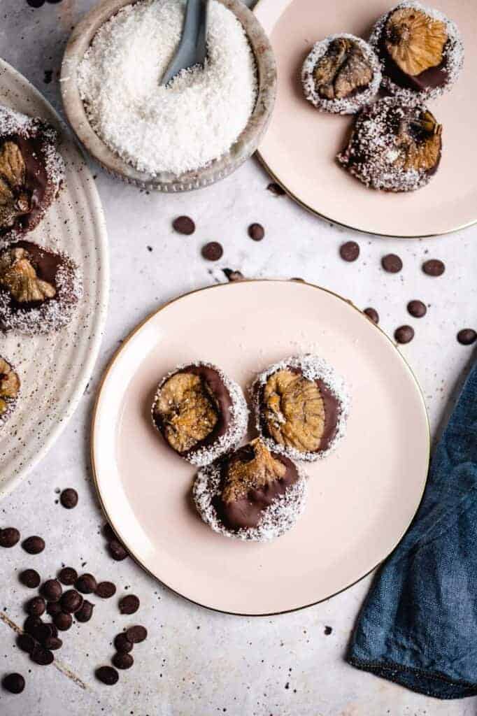 Chocolate coconut figs (3 ingredients)