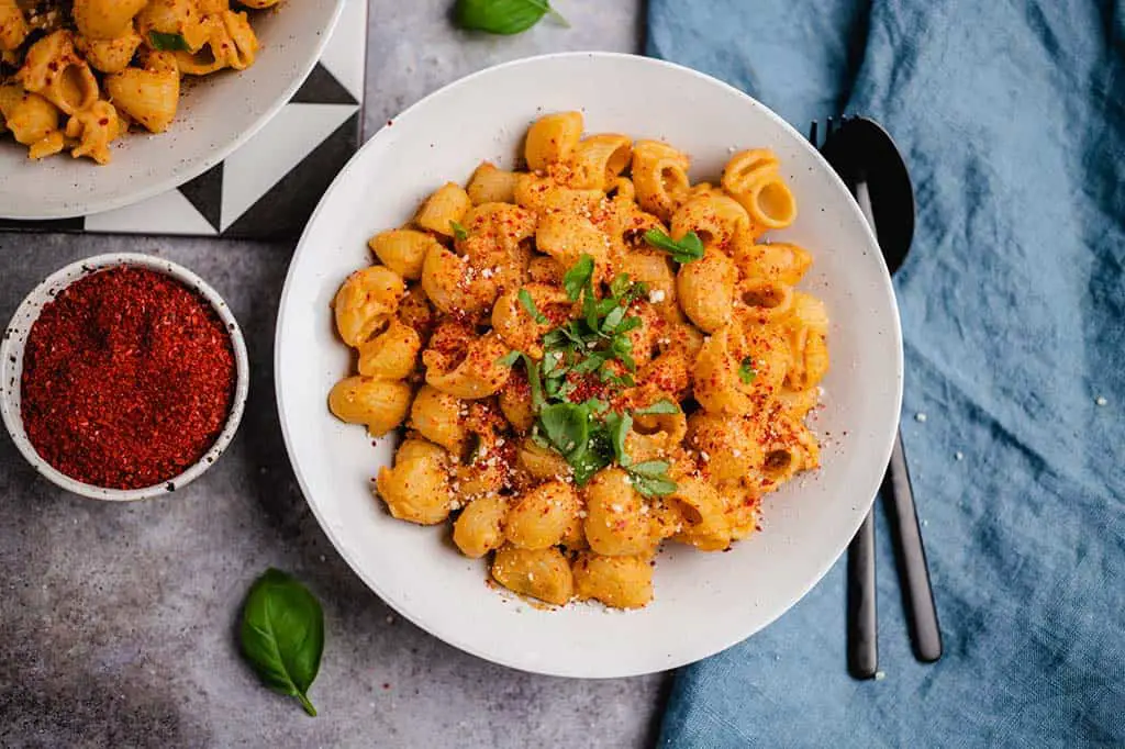 Vegan Hummus pasta with gochujang sauce — VEGANE VIBES