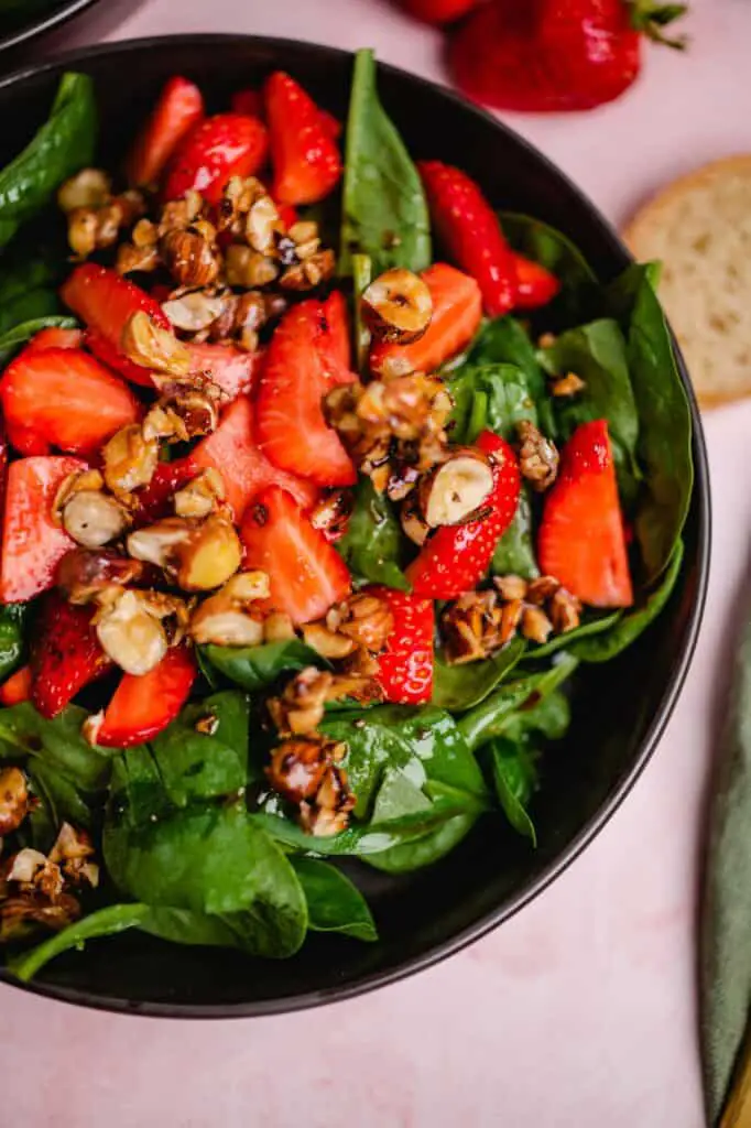 Vegan strawberry spinach salad with hazelnuts