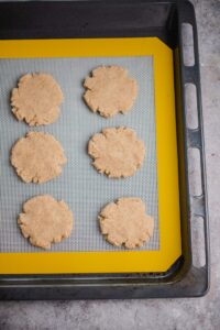Kekse formen und auf einen Backblech verteilen