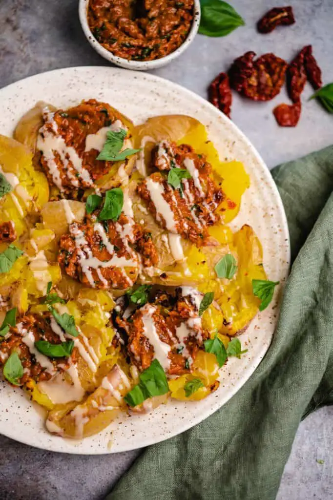 Baked potatoes with tomato pesto (Vegan) recipe