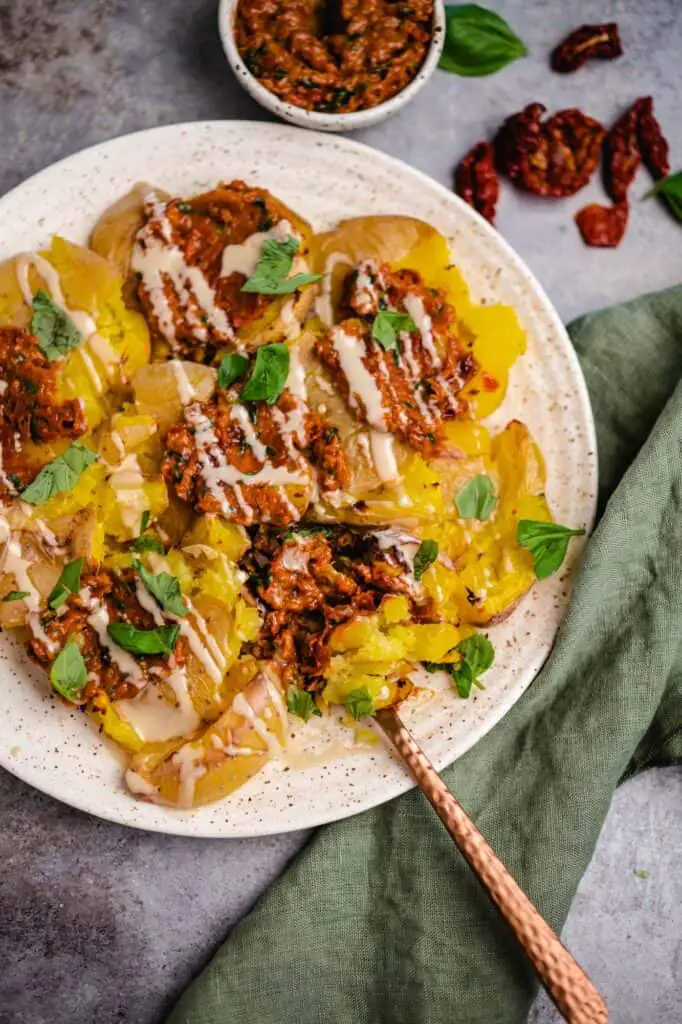 Baked potatoes with tomato pesto (Vegan) recipe