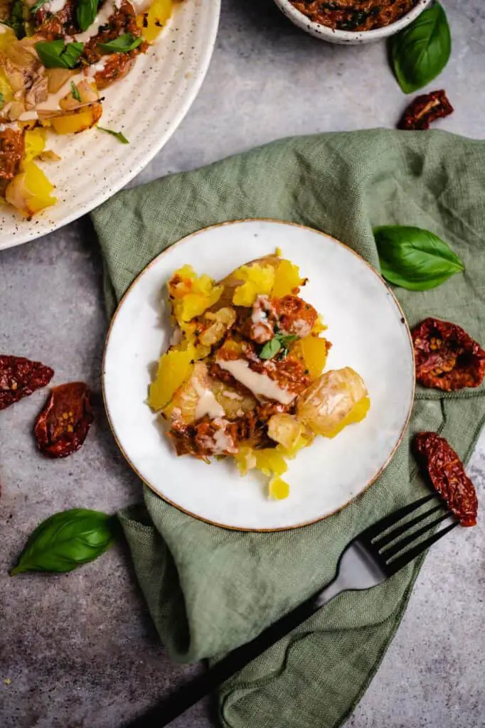 Baked potatoes with tomato pesto (Vegan) recipe