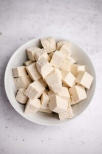 Tofu in kleine Stücke schneiden
