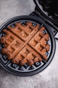 Teig in Waffeleisen geben und backen