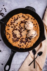 Nach den Backen sofern gewünscht mit Eis servieren