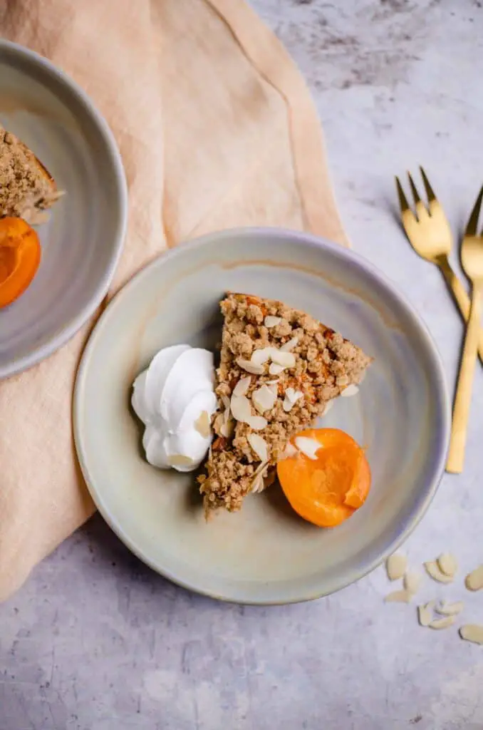 Vegan apricot crumble cake (gluten free)