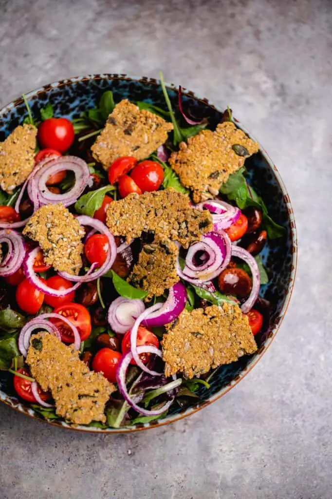 Mixed salad with crackers (v, gf, of)