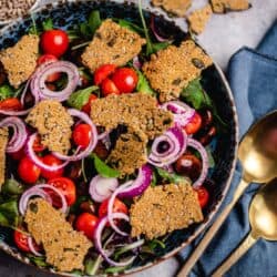 Mixed salad with crackers (v, gf, of)