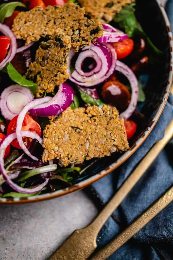 Mixed salad with crackers (v, gf, of)