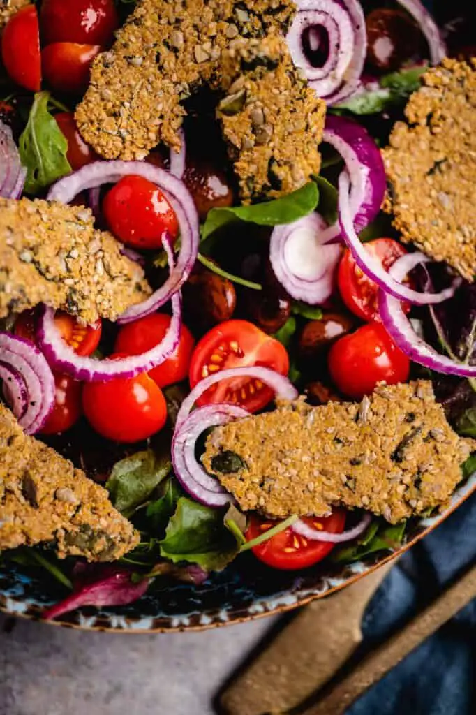 Mixed salad with crackers (v, gf, of)