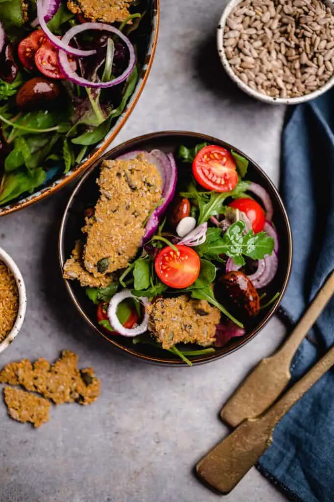 Mixed salad with crackers (v, gf, of)