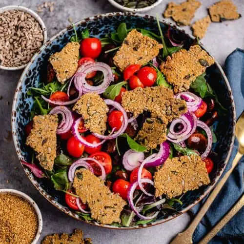 Mixed salad with crackers (v, gf, of)