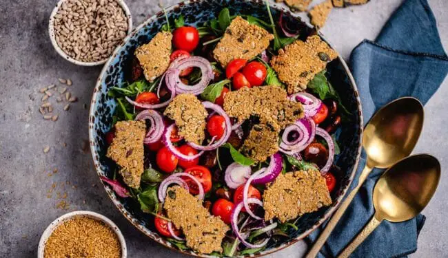 Mixed salad with crackers (v, gf, of)