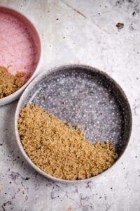 Quinoa und restlichen Zuaten in einen Teller anrichten