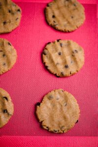 Cookies auf Backblech verteilen