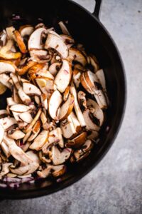 Champignons, Gewürze in einen Topf geben