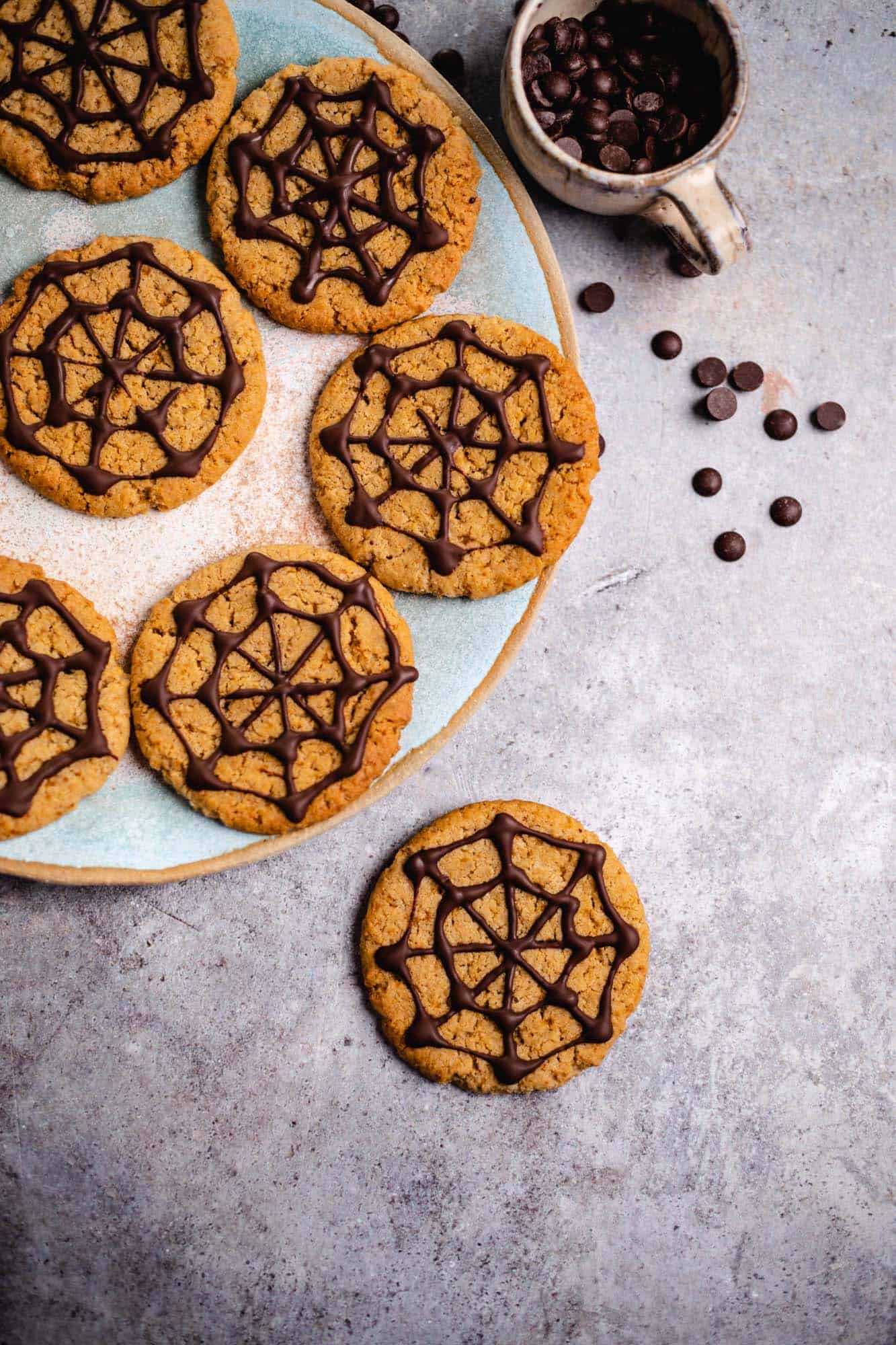 Halloween cookies with spider web pattern — VEGANE VIBES