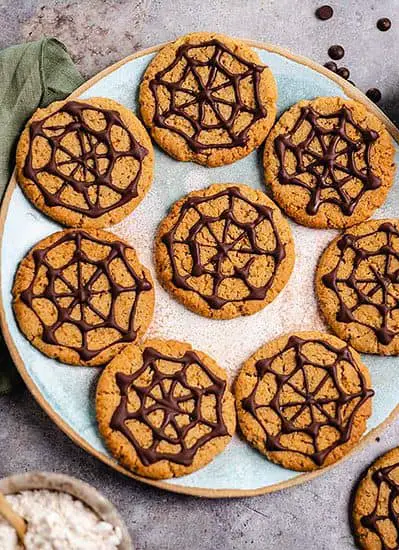 Vegane Halloween Cookies mit Spinnennetz Muster