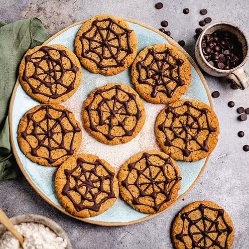 Vegane Halloween Cookies mit Spinnennetz Muster