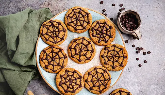 Vegane Halloween Cookies mit Spinnennetz Muster