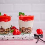 Schnelles veganes Erdbeer-Dessert im Glas
