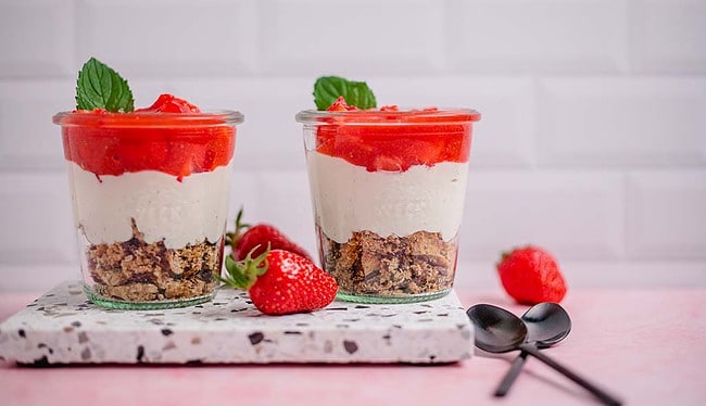 Schnelles veganes Erdbeer-Dessert im Glas