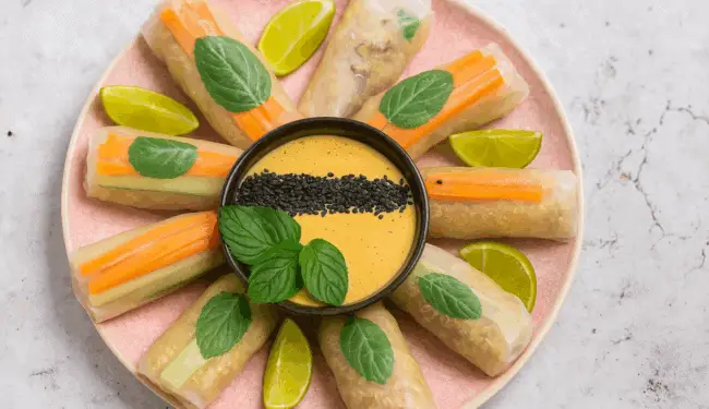 Vegane Sommer Rollen mit Alfalfa Sprossen und Cashew Sauce