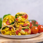 Vegane Frühstücks-Burritos gefüllt mit Kartoffeln, Scrambled Tofu, Spinat und Tomaten