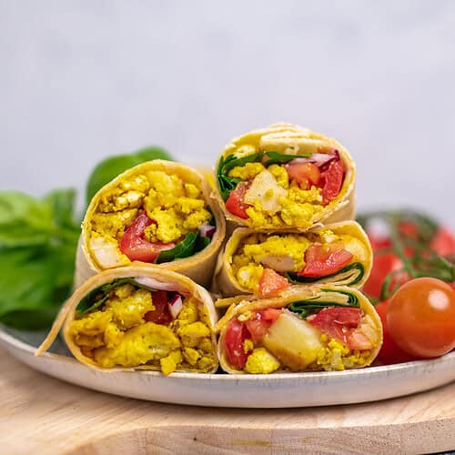Vegane Frühstücks-Burritos gefüllt mit Kartoffeln, Scrambled Tofu, Spinat und Tomaten