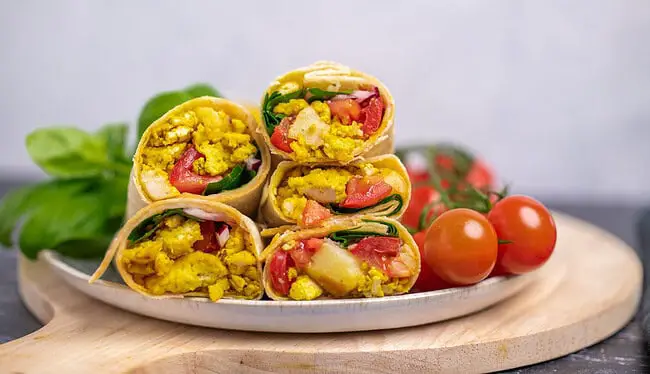 Vegane Frühstücks-Burritos gefüllt mit Kartoffeln, Scrambled Tofu, Spinat und Tomaten