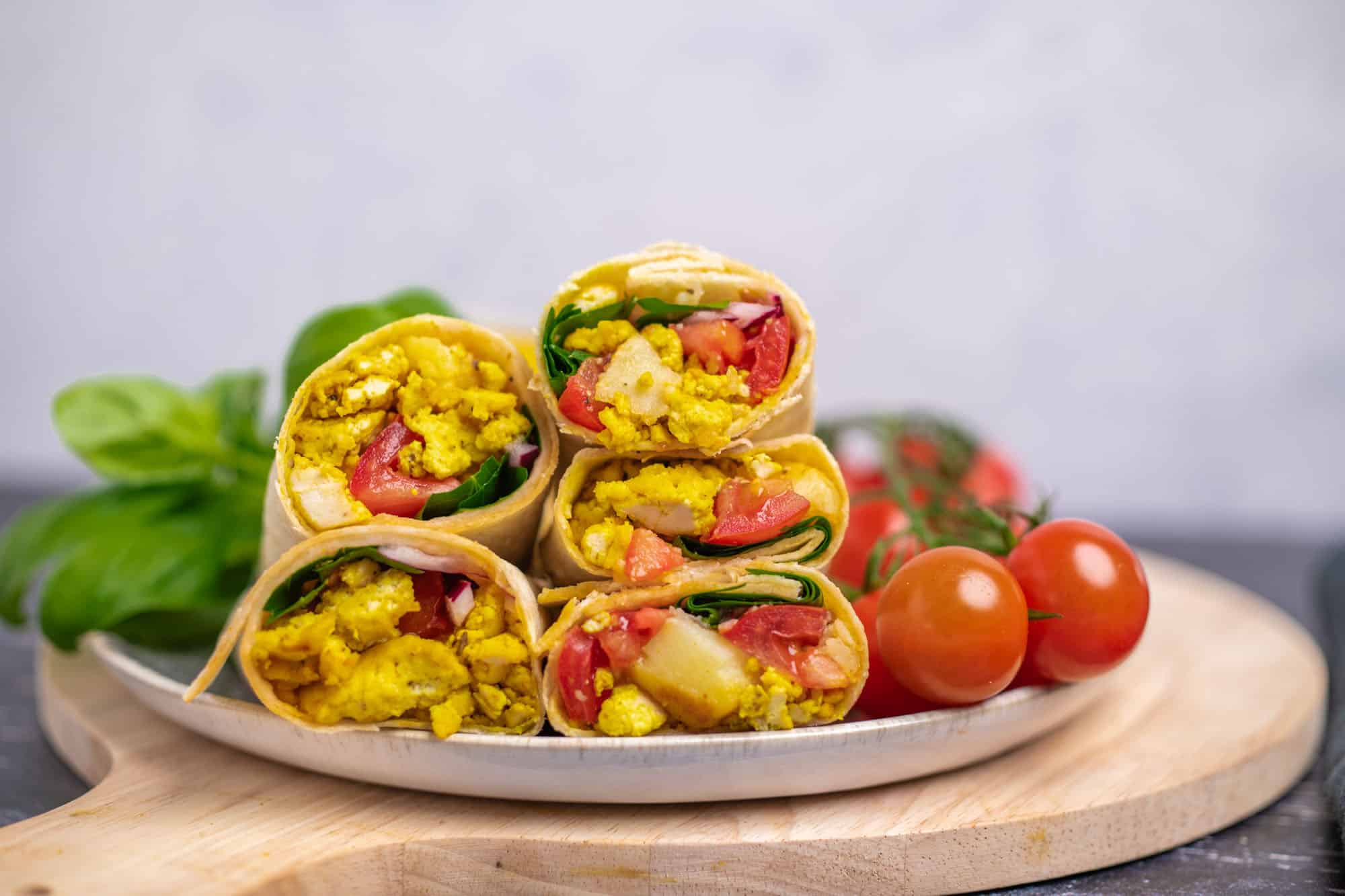 Vegane Frühstücks-Burritos gefüllt mit Kartoffeln, Scrambled Tofu, Spinat und Tomaten