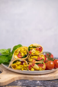 Vegane Frühstücks-Burritos gefüllt mit Kartoffeln, Scrambled Tofu, Spinat und Tomaten