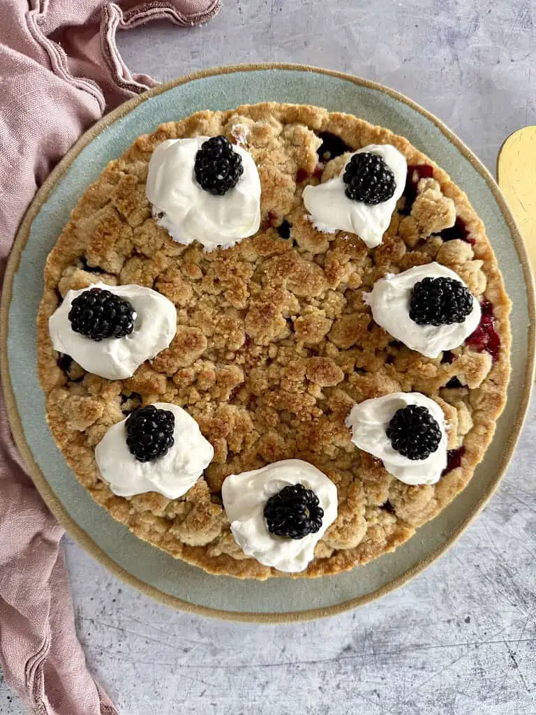 Vegan blackberry crumble cake (recipe)