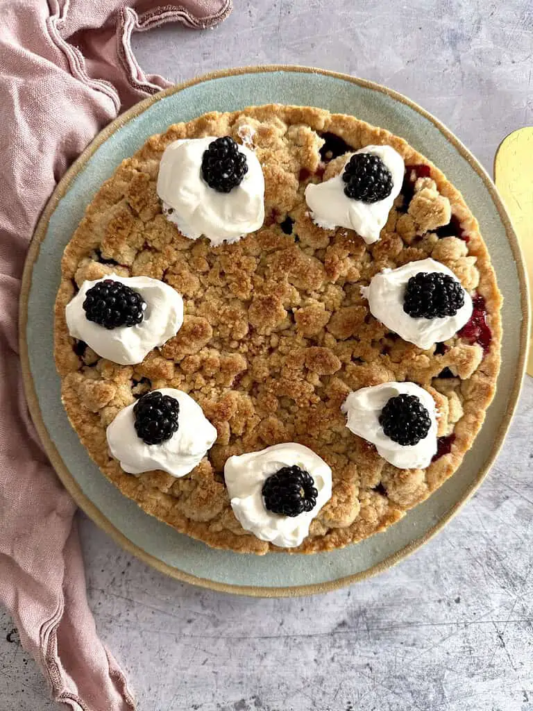 Vegan blackberry crumble cake (recipe)